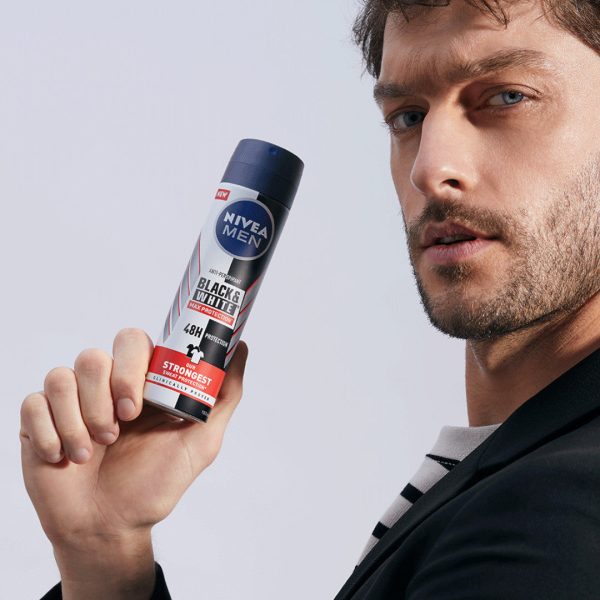 Men Black&White Max Protection antyperspirant spray 150ml on Sale